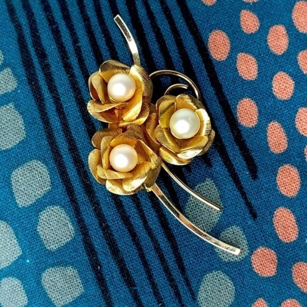 Vintage gold and pearl vintage brooch